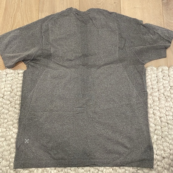 Men’s Lululemon  T-shirt - Picture 2 of 2